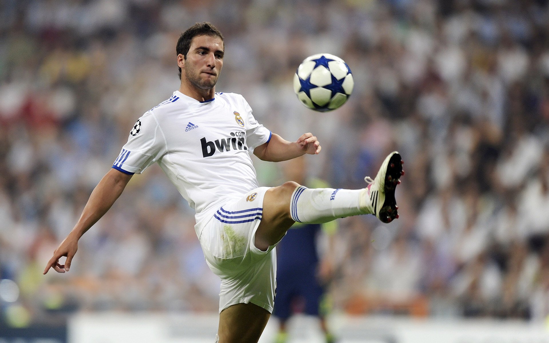 哈斯车队险胜迈凯伦，佩雷兹点燃赛场，一场改写历史的雨战